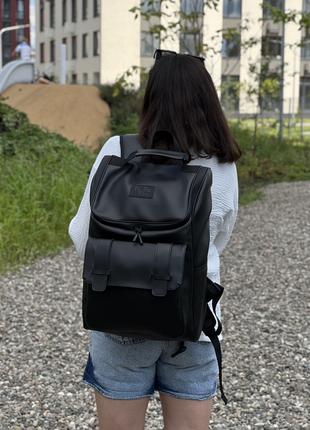 Жіночий міський рюкзак з екошкіри в чорному кольорі