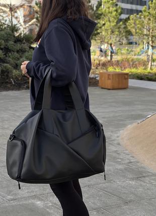 Жіноча спортивна сумка з екошкіри на 30L з відділом для взуття