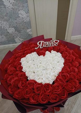 Букет 101 червона мильна троянда в кальці "Романтично"