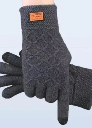 В'язані, утеплені чоловічі рукавички з сенсорами на пальцях.