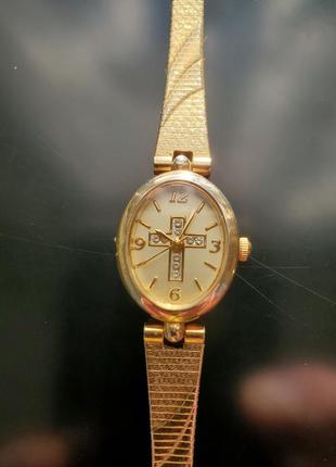 Золотистого тона винтажные часы в стиле сара ковентри