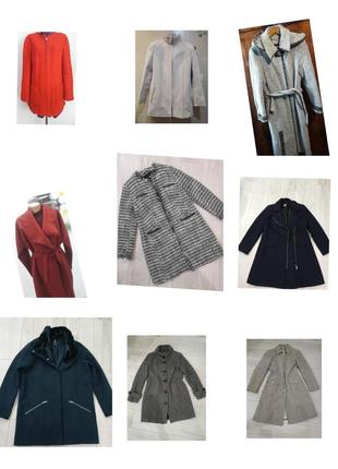 Большое количество пальто разных фасонов и размеров