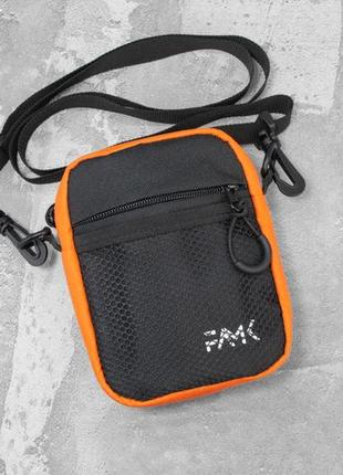 Маленькая сумка кросс-боди (через плечо) famk сbs черная/оранж...
