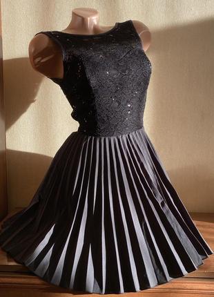 Чорна сукня плаття з мереживним верхом і плісованою юбкою розм...