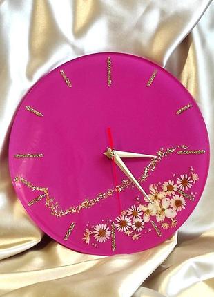 Ярко-розовые часы из эпоксидной смолы и настоящих цветов, наст...