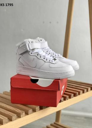 Зимові чоловічі кросівки nike air force 1 07 mid lv8 (білі) зима