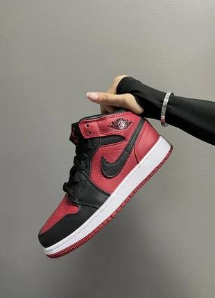 Женские кроссовки nike air jordan retro 1 « banned bred »