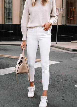 В наличии белые женские джинсы скинни