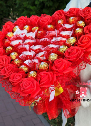 Большой красный букет с конфетами в форме сердца для девушки.