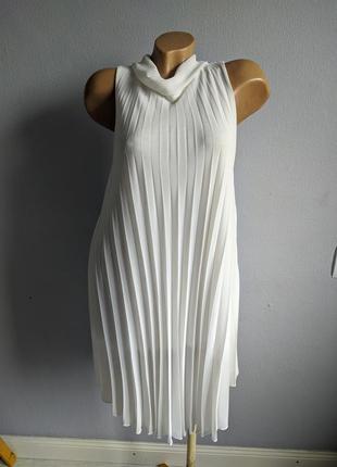 Сукня із білого шифону плісе.