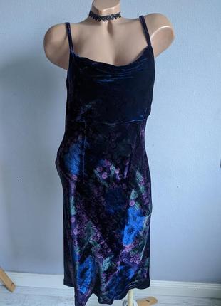 Оксамитова сукня міді, стиль білизни.