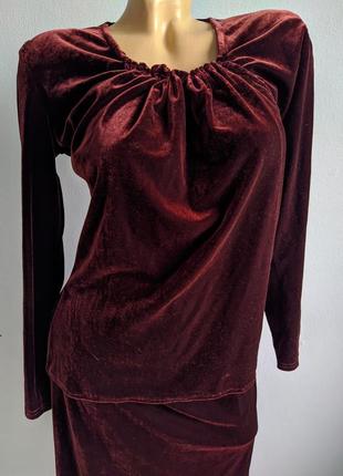 Вінтажний костюм із оксамиту, кольору бургунського вина.