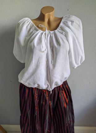 Блуза зі зміщаної лляної тканини.