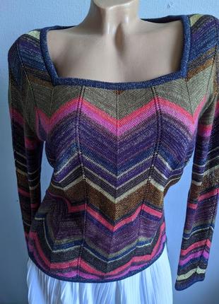 Пуловер із квадратним вирізом з вовною.