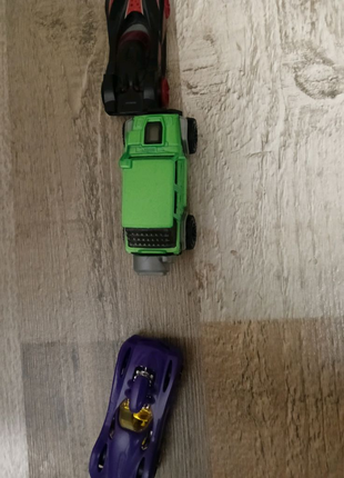 Продаю 3  машинки hot wheels