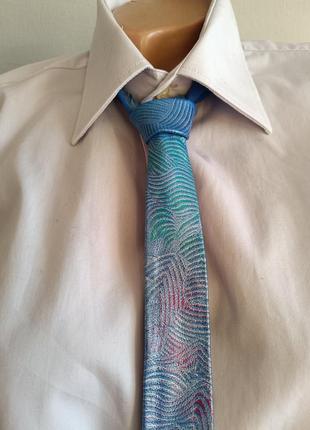 Вузька шкіряна краватка