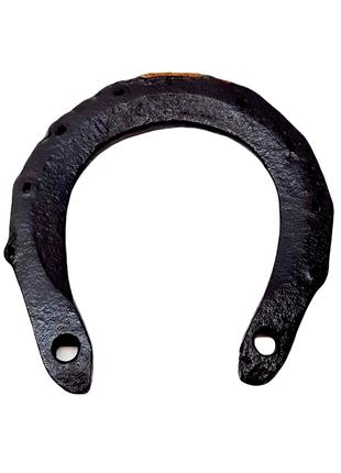 Величезна старовинна чорна металева підкова важковозу