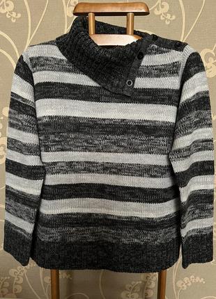 Очень красивый и стильный брендовый свитер в полоску.