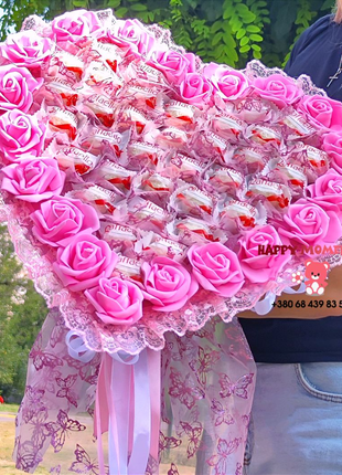 Большой розовый букет с конфетами Rafaello на день влюбленных