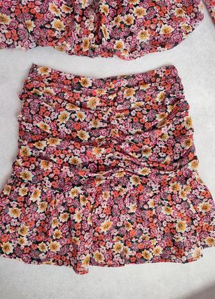 Женская облегающая яркая короткая мини юбка с цветочным принто...