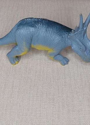 Яркая,красочная фигурка динозавр трицератопс
