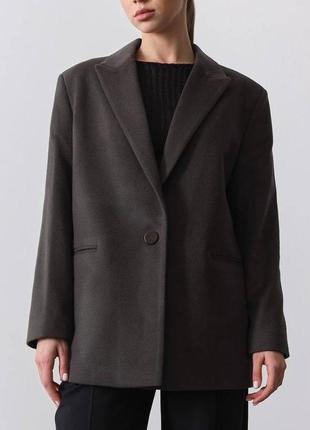Женское пальто-жакет свободного кроя