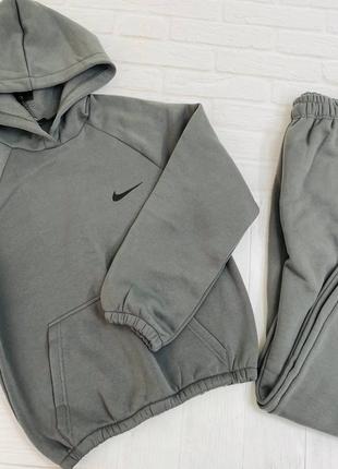Жіночий спортивний костюм сірого кольору з логотипом Nike