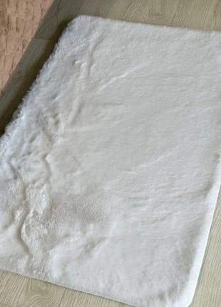 Пушистый универсальный мягкий коврик белого цвета