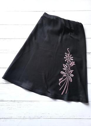 Юбка женская атласная трапеция с вишивкой без бренду черная