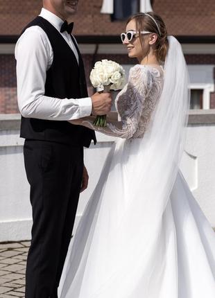 Весільна сукня на довгий рукав зі шлейфом