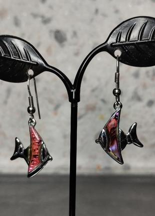 Высшие серьги-рыбки серебристого цвета с разноцветной голограф...