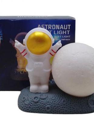 Світильник-нічник дитячий космонавт 12см жовтий