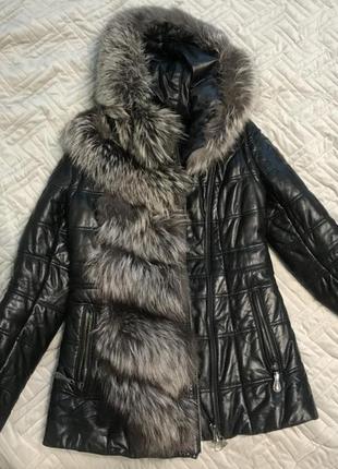 Теплая кожаная куртка-жилетка с мехом песец