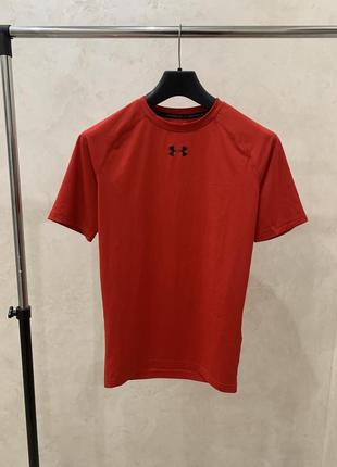 Спортивная облегающая футболка under armour красная
