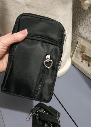 Маленькая черная сумочка для телефона.