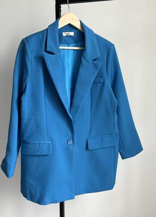 Удиненный пиджак голубого цвета