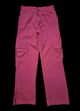 Женские брюки ярко розового цвета снизу расклешенные карго