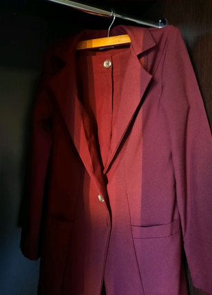 Діловий костюм бордового кольору