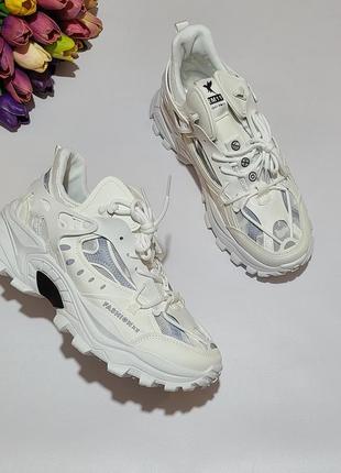 Круті білі кросівки