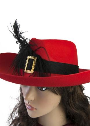 Шляпа мушкетера с пером красная маскарадная