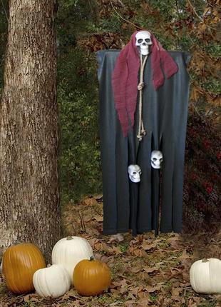 Декор для хэллоуина призрачный череп 95см черный с бордо 10081