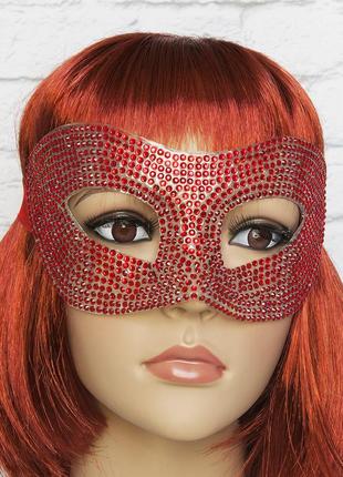 Венеціанська маска карнавальна жіноча зі стразами червона