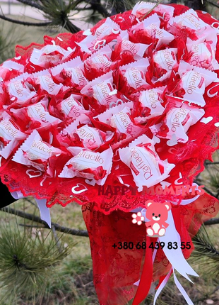 Большой красный букет с конфетами Rafaello в день влюбленных