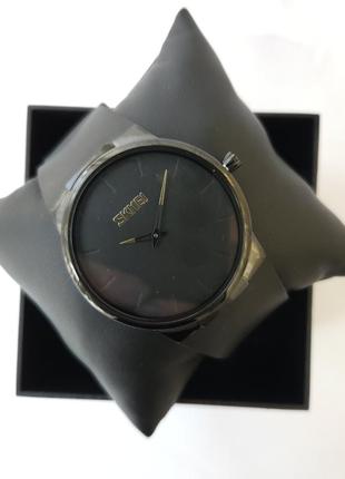 Чорний наручний годинник
