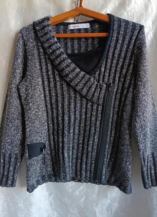 Трикотажный женский свитер, кофта средней плотности. 
 цвет че...