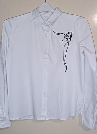 Классная беленькая рубашка с вышивкой р.s.