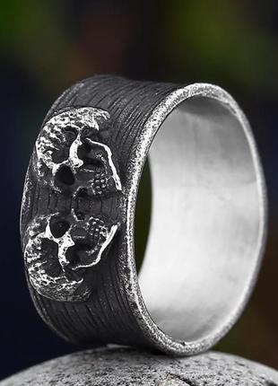 Байкерское кольцо с черепами , кольцо в стиле панк