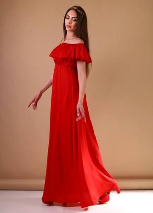 Яркое платье красное