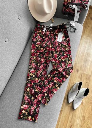 Женские брюки в цветочный принт с поясом