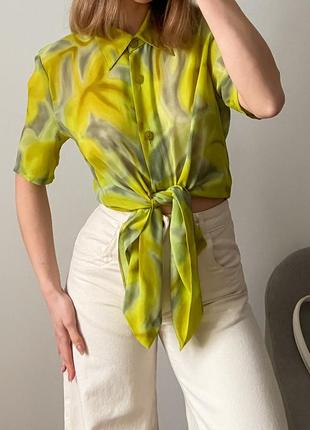 Шифонова салатова блузка в абстрактний принт